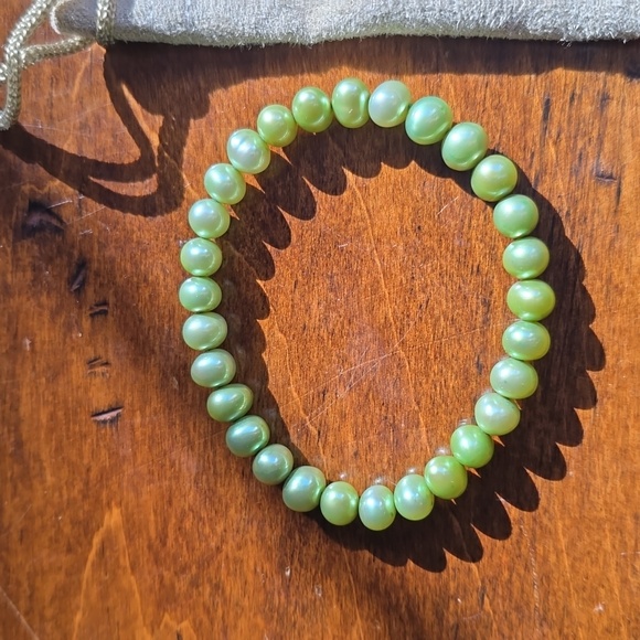 HOST PICK. New. 8.mm Olive Green Cultured Freshwater Pearl Stretch Bracelet - Picture 2 of 2